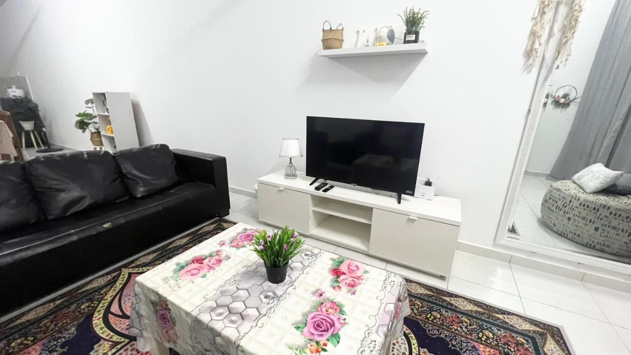 Homestay Near Plaza Tol Bandar Ainsdale Labu Екстер'єр фото