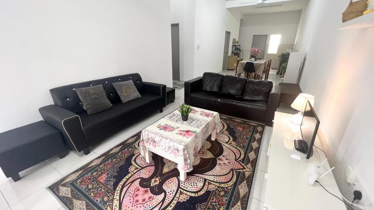 Homestay Near Plaza Tol Bandar Ainsdale Labu Екстер'єр фото